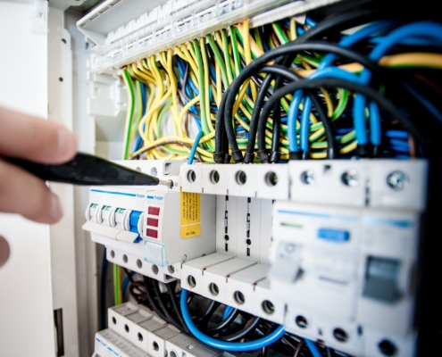 what-are-the-differences-between-fuse-boxes-and-circuit-breakers?